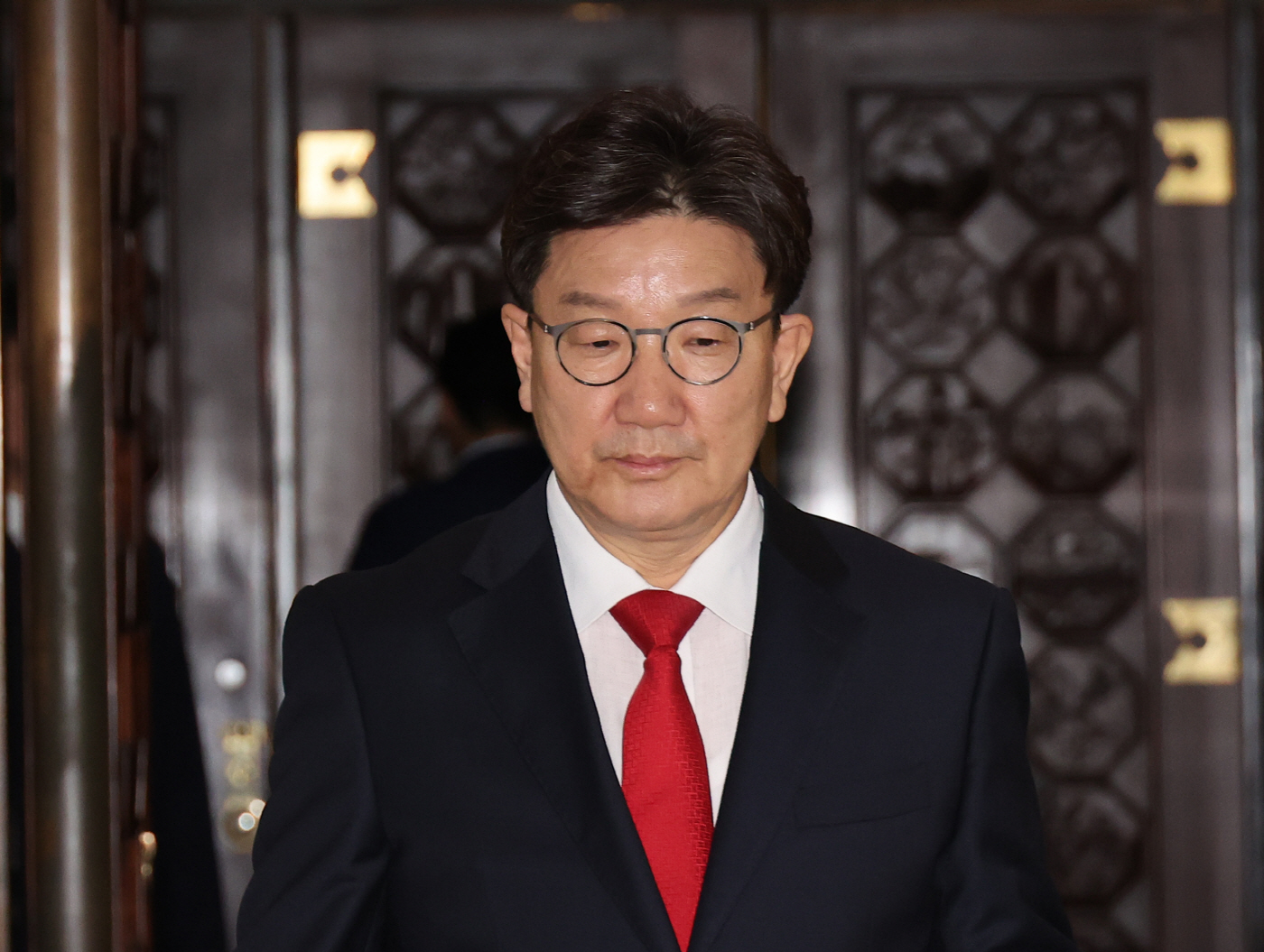 본회의장 나서는 권성동 의원