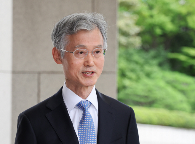 취재진 질문에 답하는 조희대 대법원장