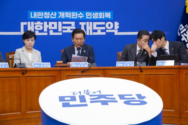 한준호 최고위원과 대화하는 김병기 원내대표<YONHAP NO-2479>