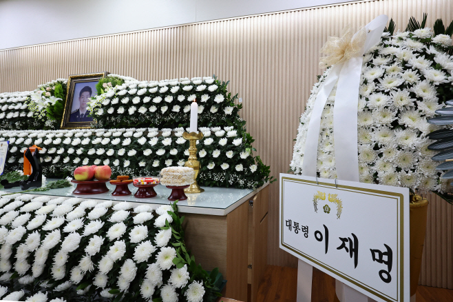 고 이재석 경장 빈소에 놓인 이재명 대통령이 보...<YONHAP NO-3418>
