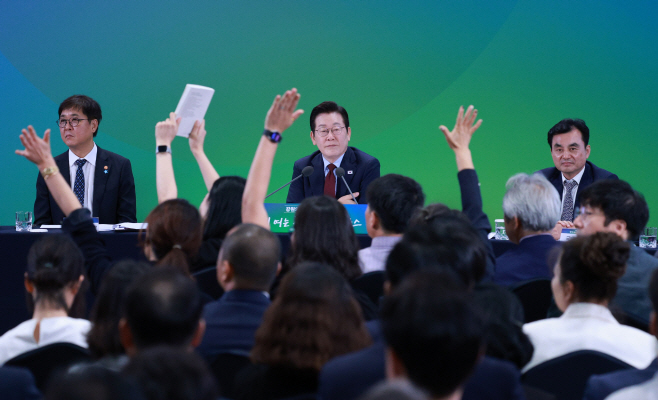 질문받는 이재명 대통령<YONHAP NO-3541>