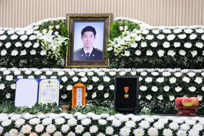 고 이재석 경사에 추서된 훈장<YONHAP NO-3390>