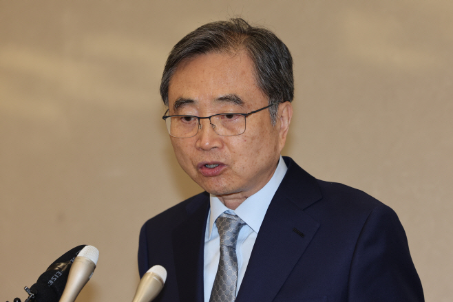 취재진 질문에 답하는 조현 외교부 장관<YONHAP NO-4222>
