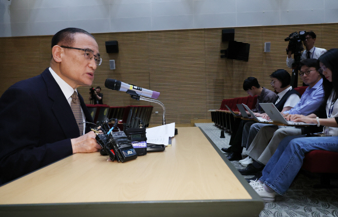 기자간담회 하는 국가안보실장<YONHAP NO-4059>