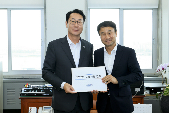 정명근 화성특례시장이 4일 한병도 국회 예결위원장을 만나 9개 국비사업의 2026년도 예산안 반영을 요청했다