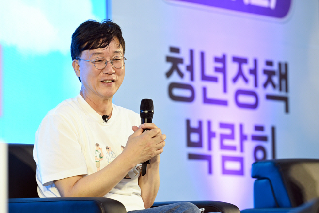 2025년 6월 21일 이민근 안산시장이 상록수체육관에서 개최된 청년정책박람회 토크콘서트에서 청년들과 소통하고 있다.