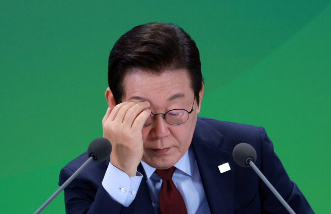 자료 보는 이재명 대통령