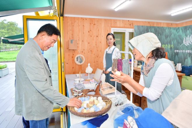 장성호 수변길마켓을 찾은 김한종 군수