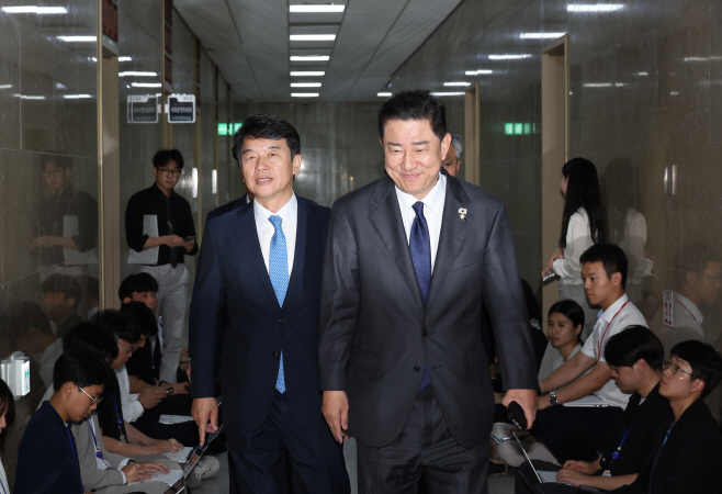 송언석 원내대표 만나러 가는 김병기 원내대표<YONHAP NO-4547>