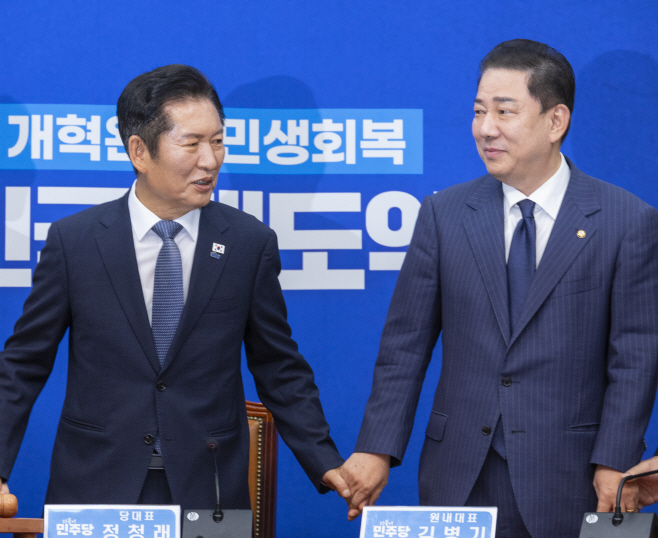 다시 손 맞잡은 정청래와 김병기<YONHAP NO-3005>