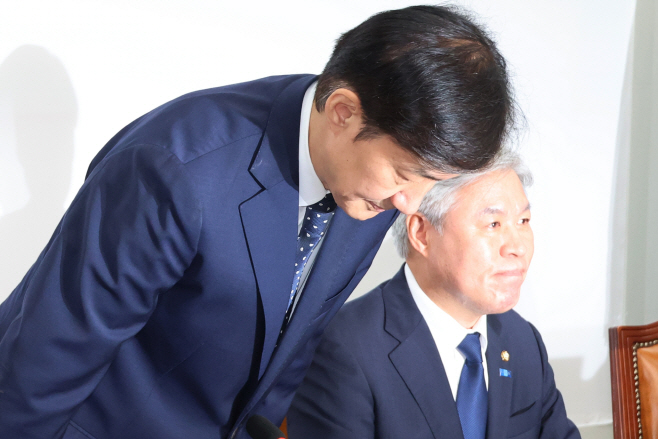 인사하는 조국 비대위원장<YONHAP NO-3837>