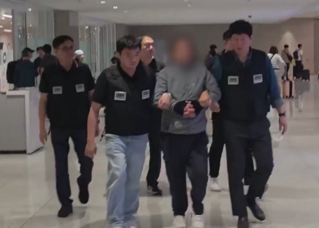 작년 국내 최대 코카인 제조·판매 국외 도피 마약사범 인천공항 송환 모습(12일 16시경 인천공항)2