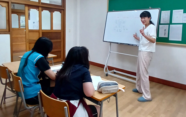 소그룹으로 진행된 한국어 수업 현장 사진 (3)