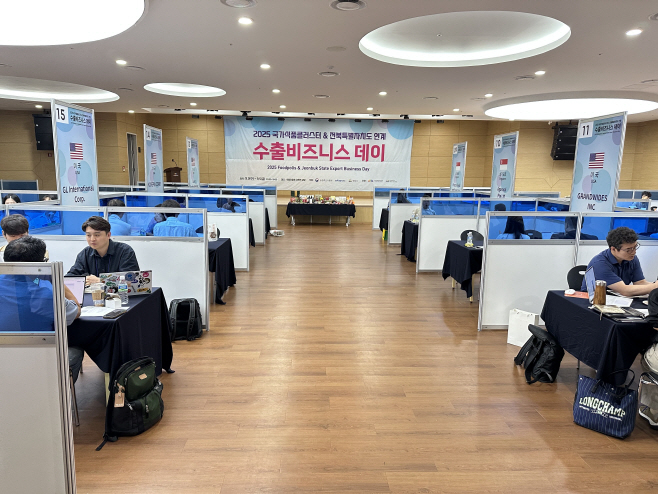 [사진2] 수출비즈니스 데이 참석자들이 수출 상담을 진행하고 있다