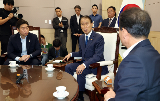 권오을 장관, 독립기념관장 감사 촉구하는 민주...<YONHAP NO-7218>