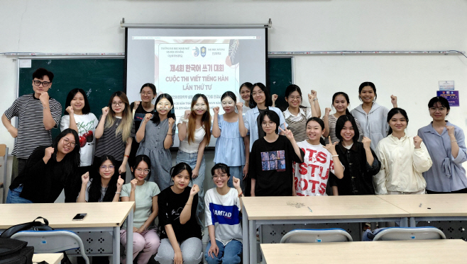 안양대-다낭외대 한국어쓰기 대회 기념사진1