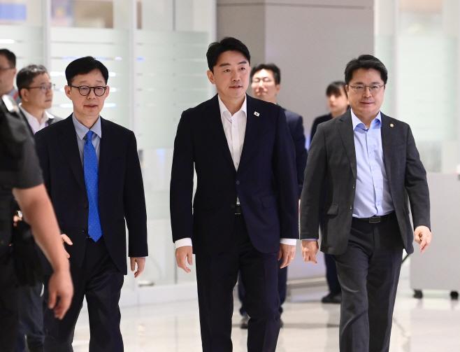 브리핑을 위해 이동하는 강훈식 대통령 비서실장<YONHAP NO-3889>