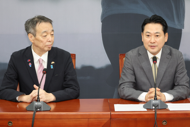 미즈시마 일본대사와 대화하는 장동혁 대표<YONHAP NO-7588>