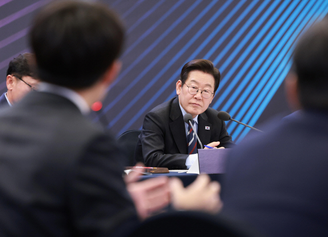 참석자 발언 경청하는 이재명 대통령<YONHAP NO-7576>