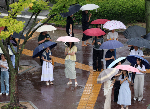 가을비 우산 속<YONHAP NO-7158>