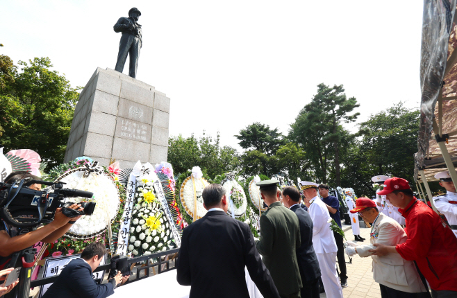 맥아더 장군 동상 헌화<YONHAP NO-7358>