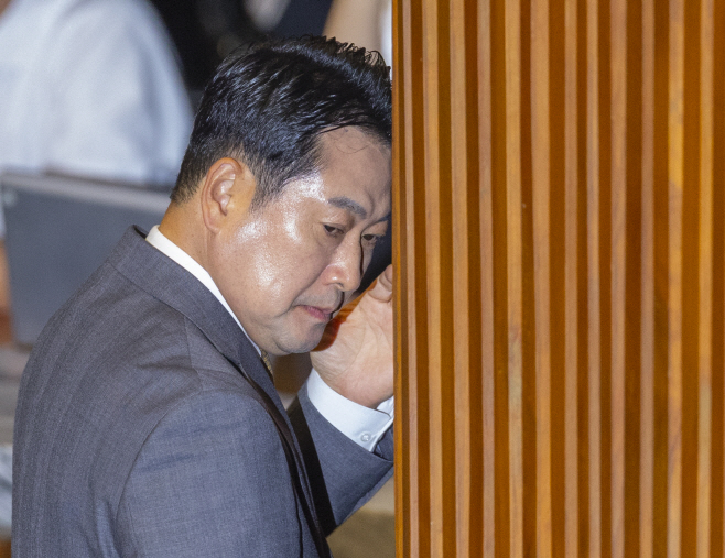 본회의장 떠나는 국민의힘 장동혁 대표<YONHAP NO-7566>