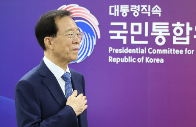 국기에 경례하는 이석연 신임 국민통합위원장<YONHAP NO-7325>