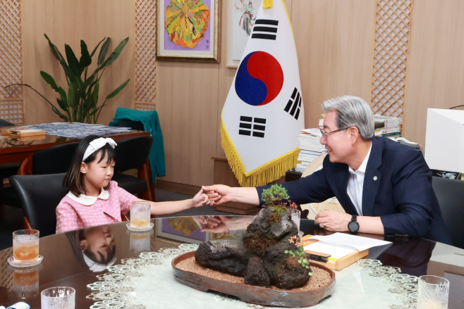 #1. 250916 보도사진2(유치원생 수해 성금 기부)