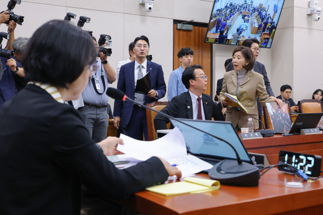 법사위 퇴장하는 국민의힘 의원들<YONHAP NO-2168>