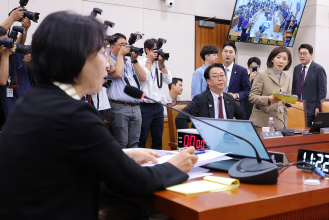 국회 법사위 퇴장하는 국민의힘 의원들<YONHAP NO-2146>