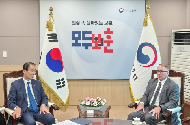 권오을 장관, 주한미군전우회장과 환담<YONHAP NO-6880>