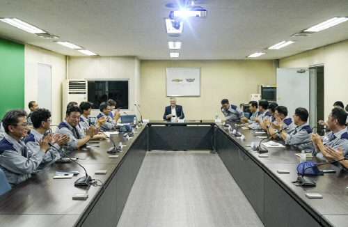 [사진 5] GM 한국사업장 창원공장 임직원들과 미팅을 진행 중인 헥터 비자레알(Hector Villarreal) 사장(가운데)