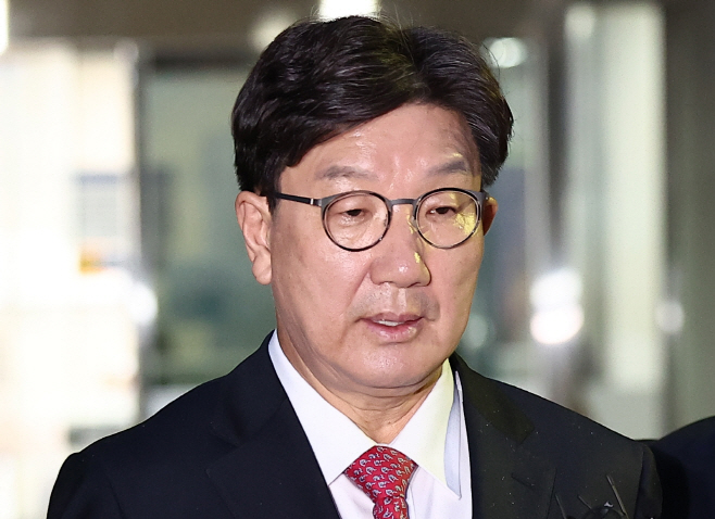 중앙지법 나서는 권성동 의원<YONHAP NO-4038>
