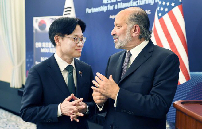 대화하는 김정관 장관-하워드 러트닉 장관