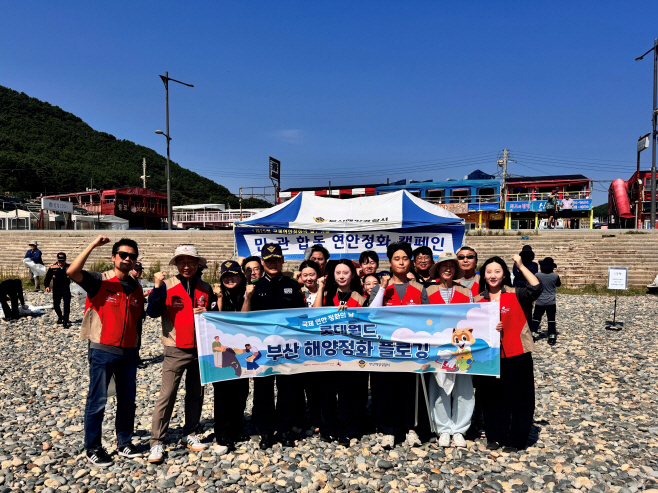 사진 1) 제25회 국제 연안 정화의 날 기념 사진 촬영하는 샤롯데 봉사단