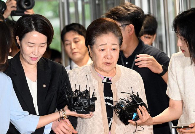 [포토]한학자 통일교 총재에 솔린 눈들