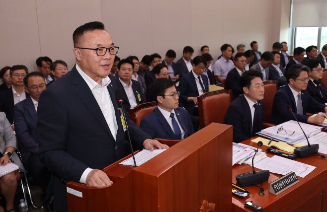 의원 질의 답변하는 황주호 한수원 사장<YONHAP NO-3787>