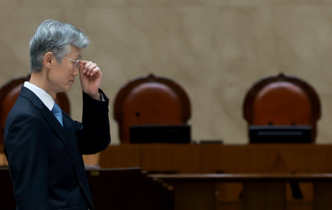 안경 고쳐 쓰는 조희대 대법원장