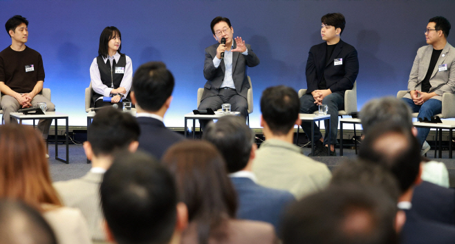 스타트업 청년들과 토론하는 이재명 대통령