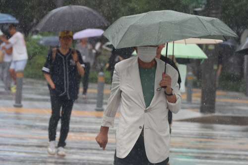 폭우에 발걸음 재촉하는 시민들<YONHAP NO-3573>