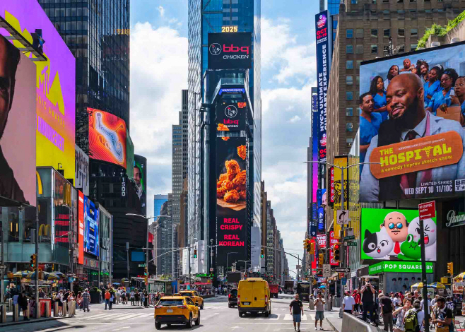 [사진1] BBQ치킨_BBQ가 뉴욕 타임스스퀘어(Times Square) 정중앙에 위치한 ‘원 타임스스퀘어(One Times Squar~