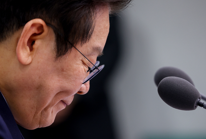 자료 살펴보는 이재명 대통령<YONHAP NO-6263>