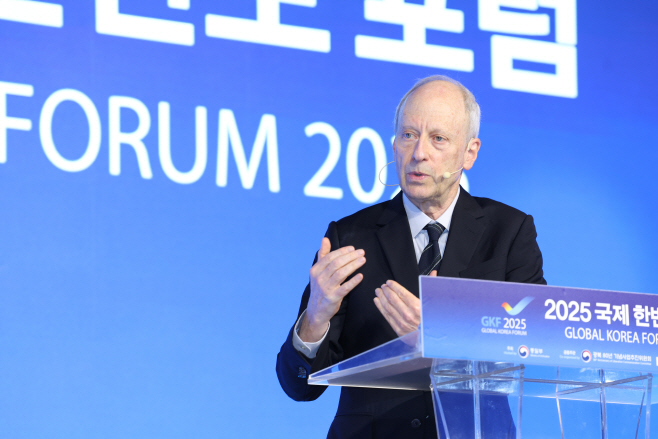 2025 국제한반도포럼에서 기조 강연하는 마이클 ...<YONHAP NO-5391>
