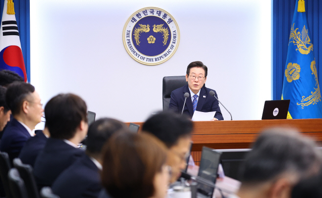 수석보좌관회의 주재하는 이재명 대통령<YONHAP NO-5712>
