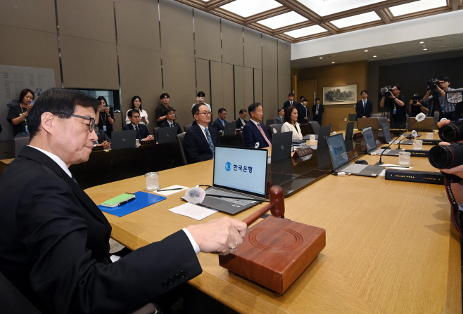 금통위 주재하는 이창용 총재