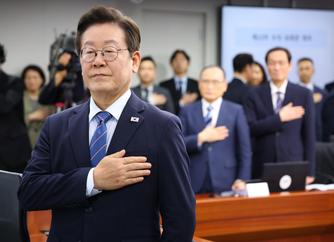 국기에 경례하는 이재명 대통령