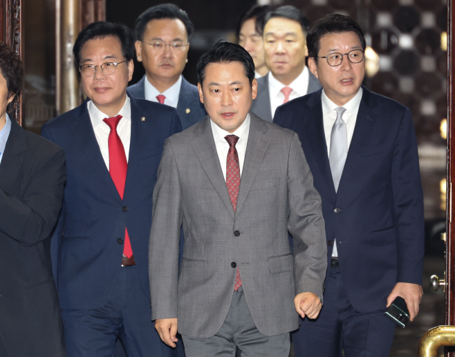 의원총회 입장하는 국민의힘 장동혁 대표와 송언...<YONHAP NO-2928>