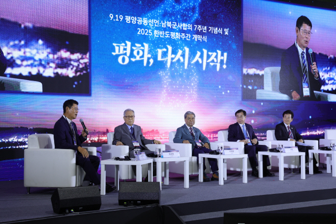 한 자리에 모인 전현직 통일부 장관들<YONHAP NO-3182>