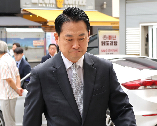 압수수색 중인 당사 도착한 장동혁 대표<YONHAP NO-5130>