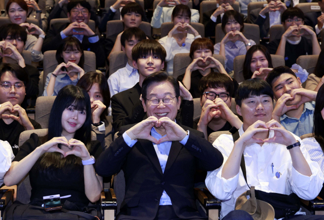2030 청년들과 함께 기념촬영하는 이재명 대통령